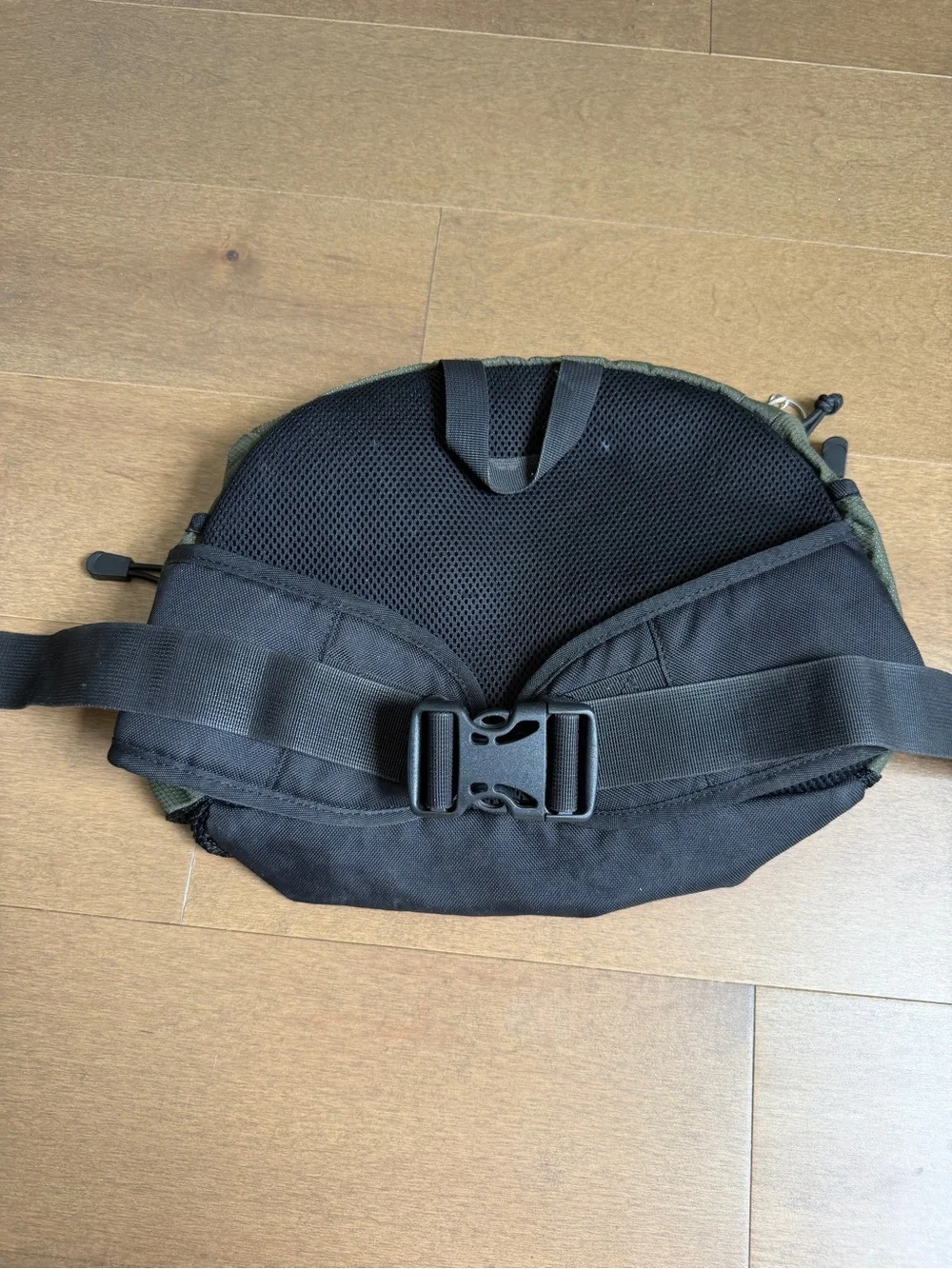 Eddie Bauer Olive and Black Waist Pack with Mesh Pockets - Picture 2 of 7